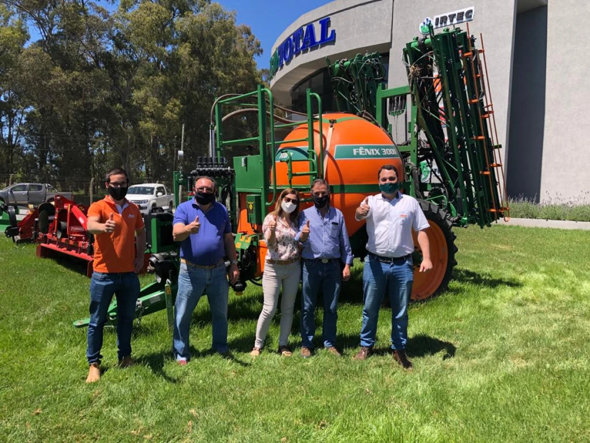 Concesionaria Zonal Agro Total hace entrega de un Fênix 3000