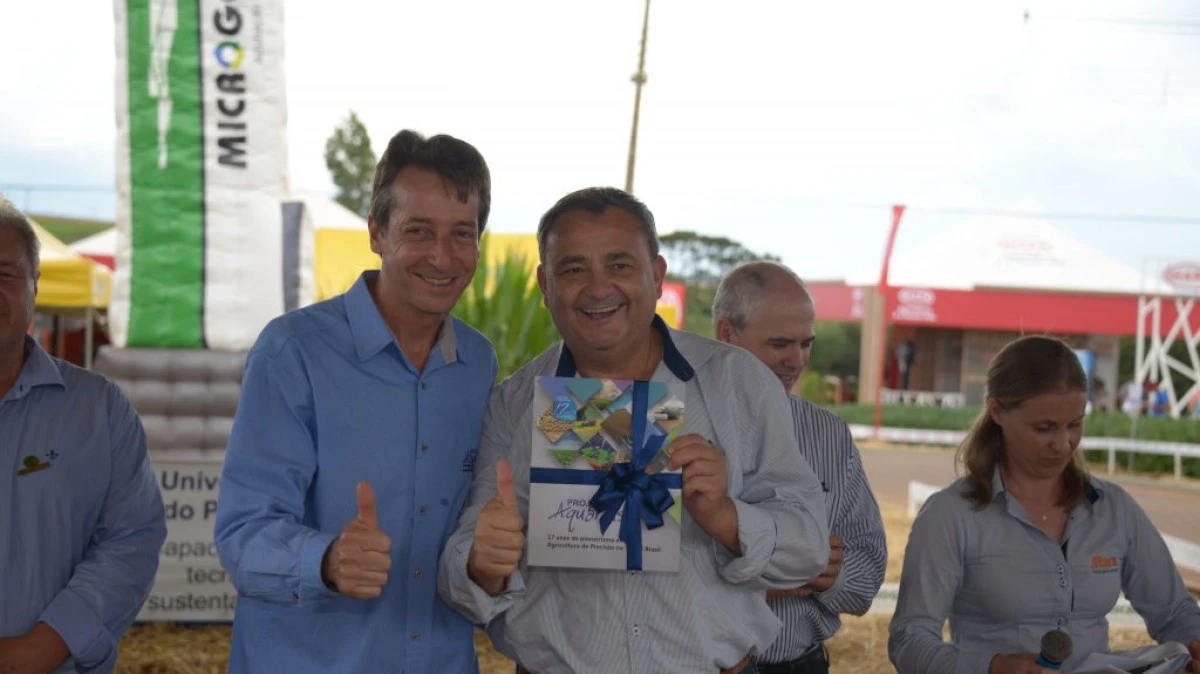 Stara participa do lançamento do livro do Projeto Aquarius