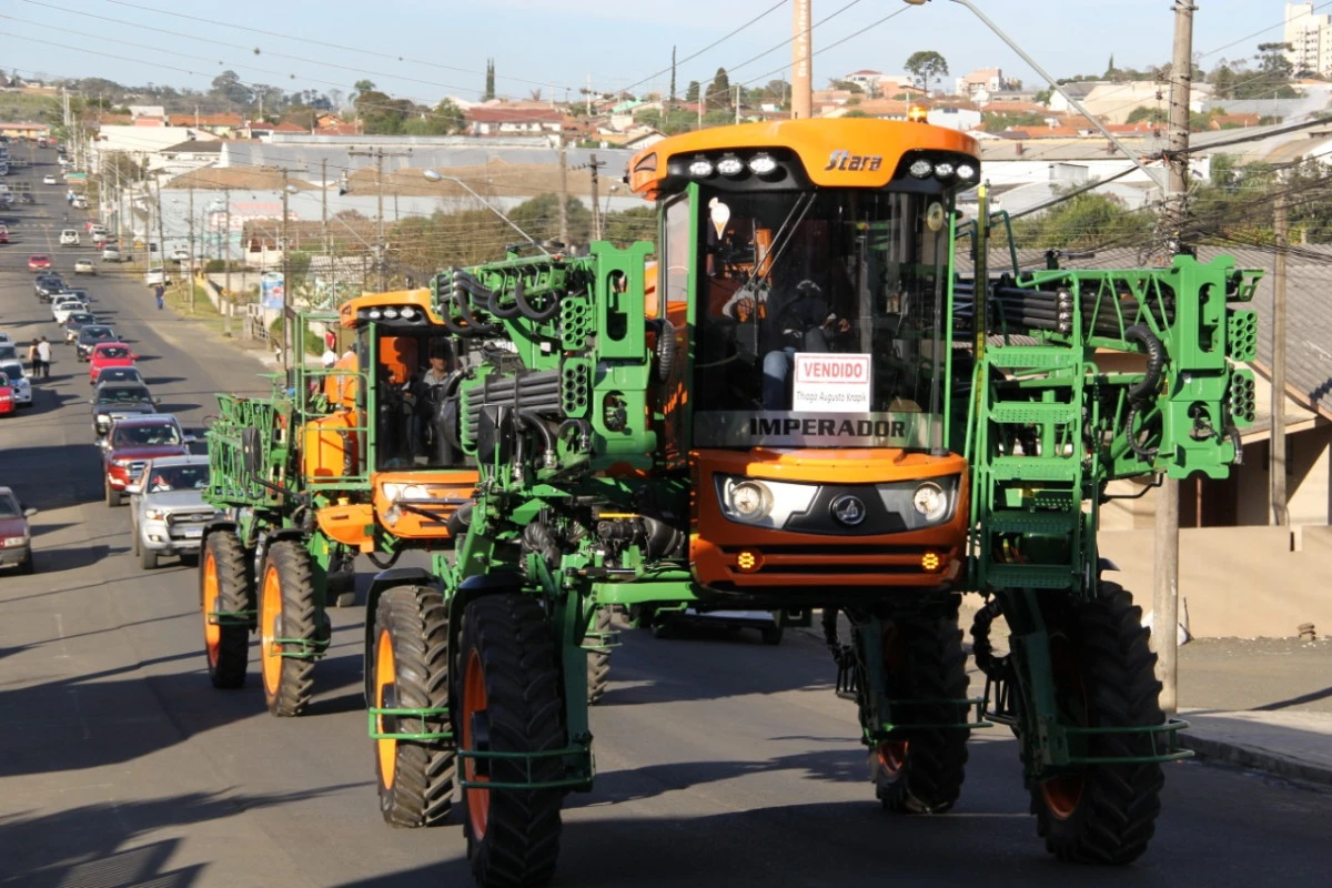 Carreata marca entrega de máquinas agrícolas em Irati/PR
