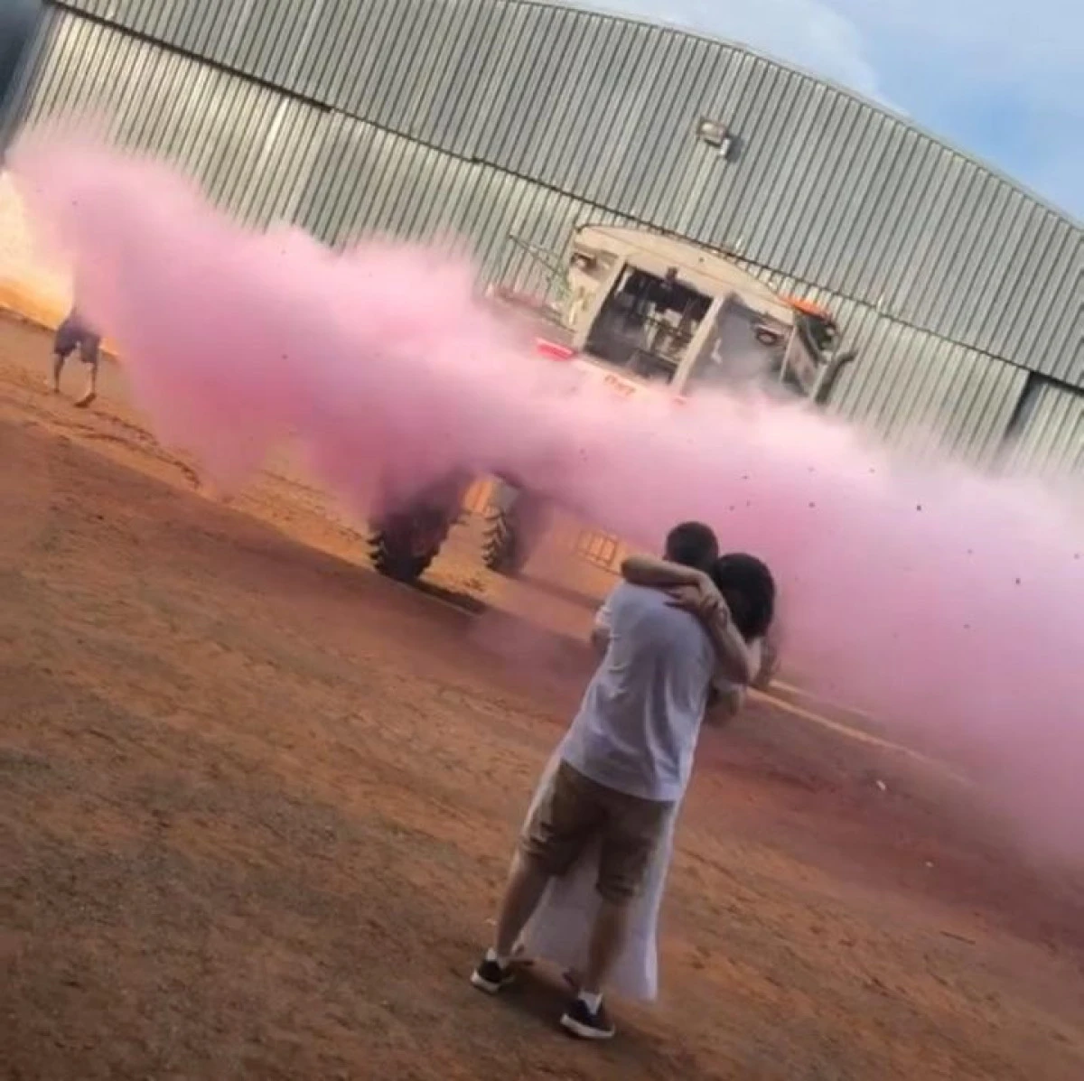 Is it a boy or a girl? A couple uses Hércules 6.0 spreader to find out the baby’s gender