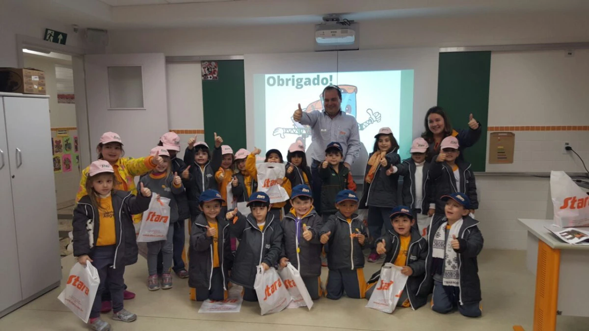 Estudiantes de colegio Santo Ângelo, de la ciudad Ponta Grossa, conocen la historia de Stara
