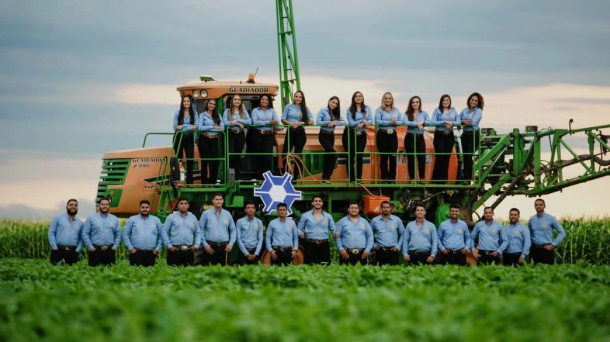 Fotos de formatura de Agronomia são feitas em máquina agrícola Stara 