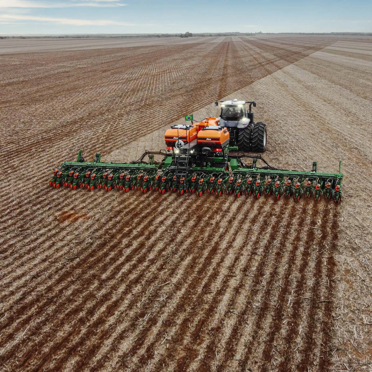 Como a correção de sinal contribui para a precisão das operações agrícolas?