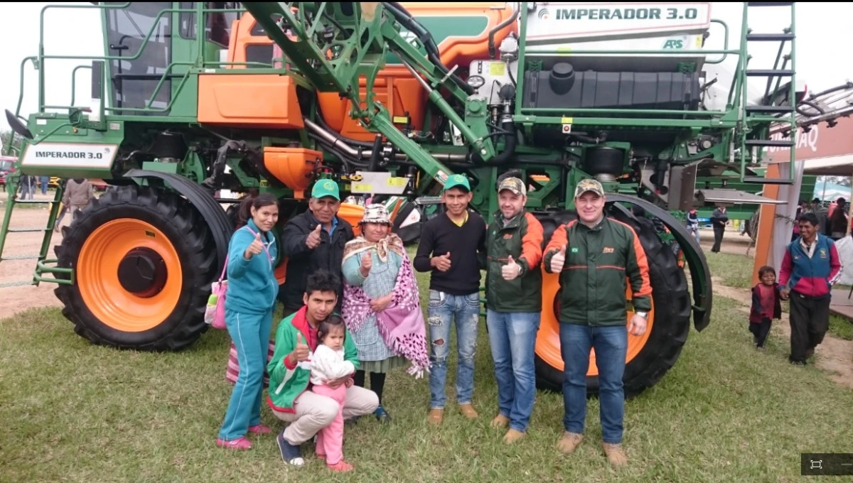 Concesionaria Unimaq participa de feria en Bolivia