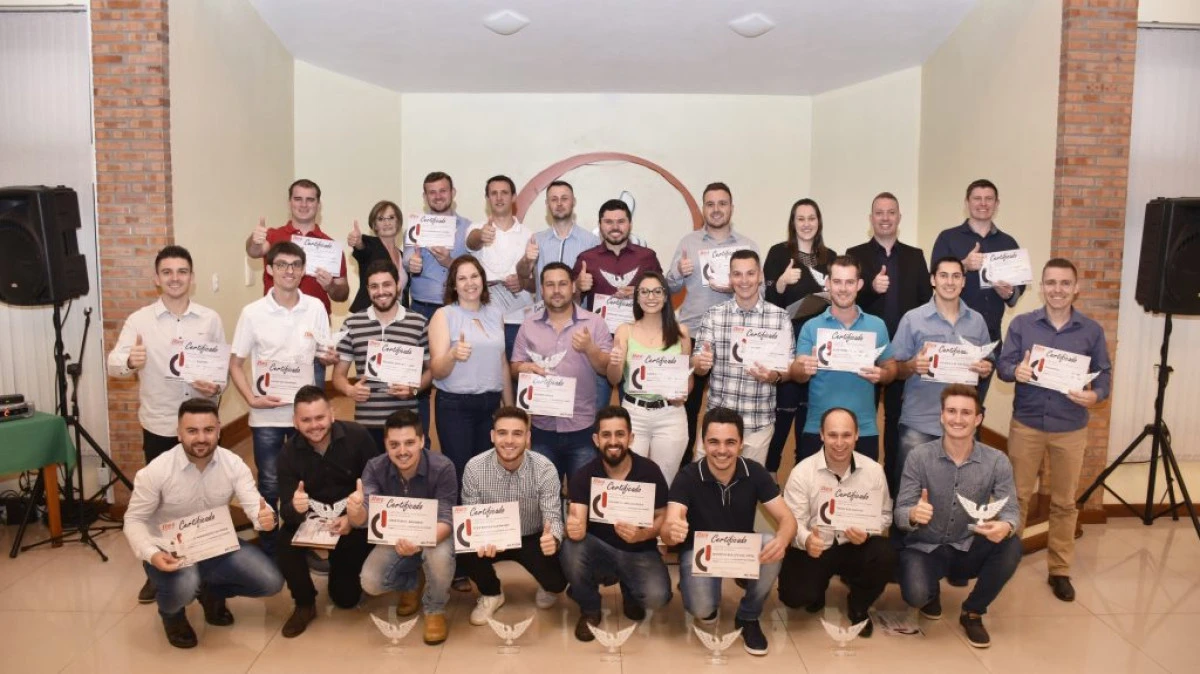 Academia de Líderes realiza formatura da primeira turma