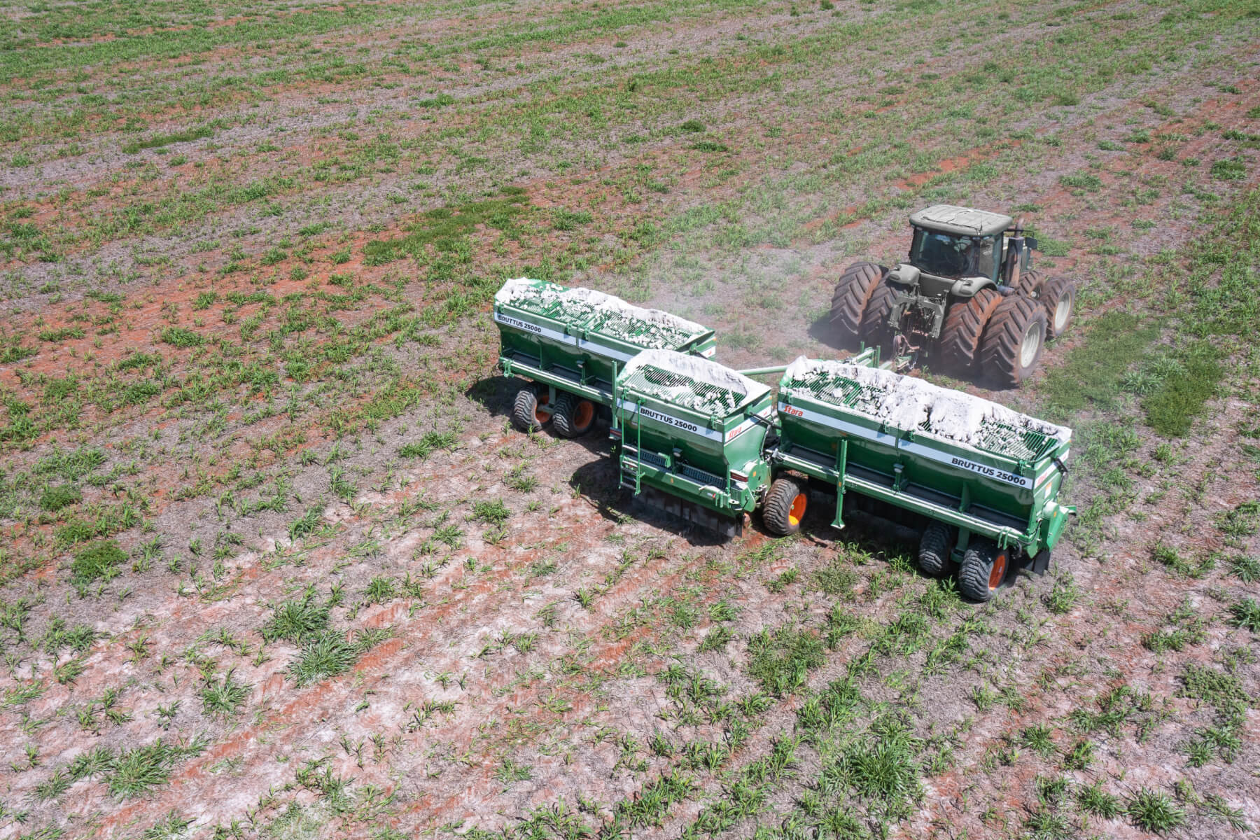 distribuidor de calcário bruttus 25000 em operação no campo para reduzir desperdícios na aplicação de insumos