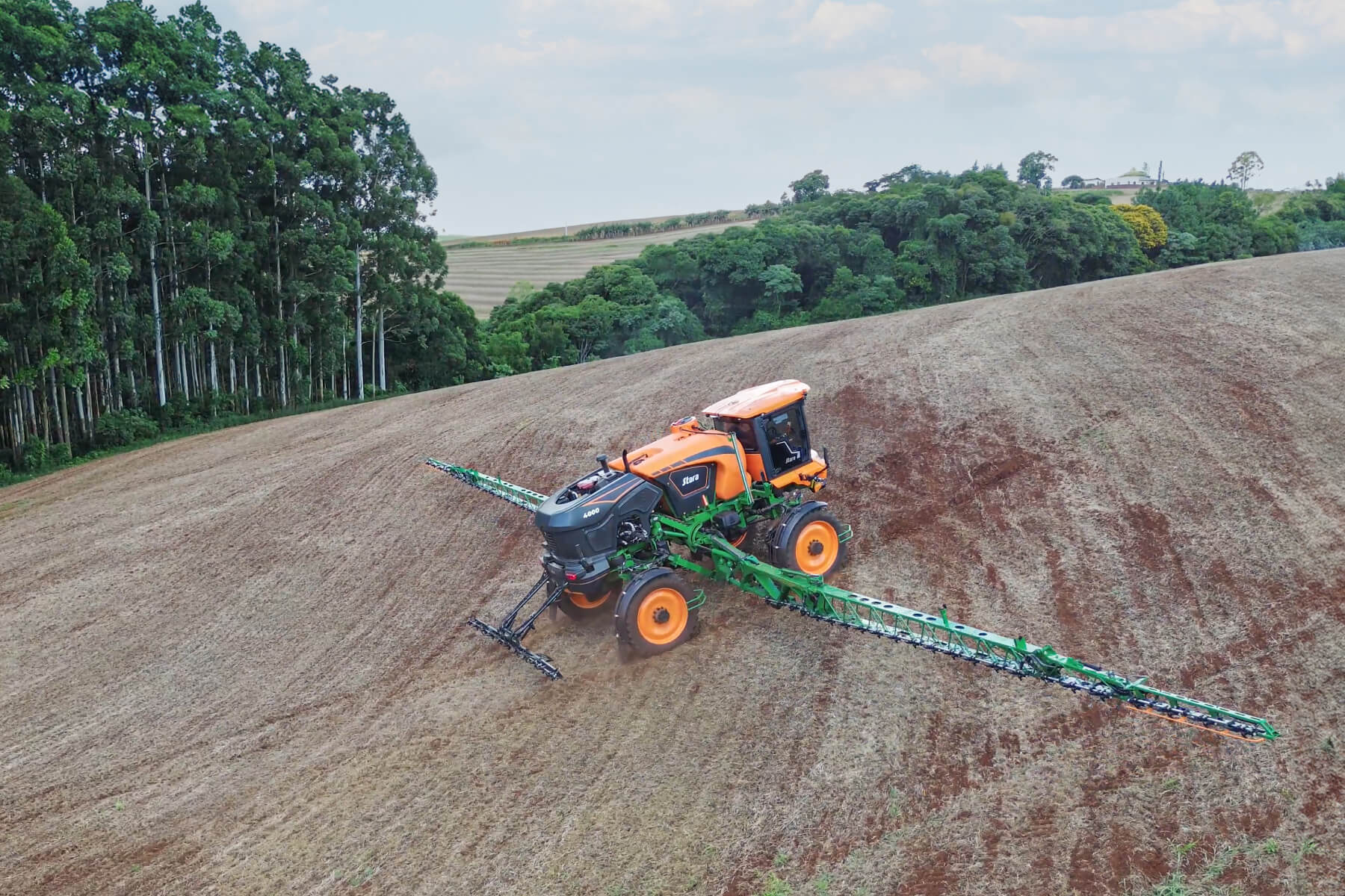 imperador 4000 em terreno de subida durante aplicação.