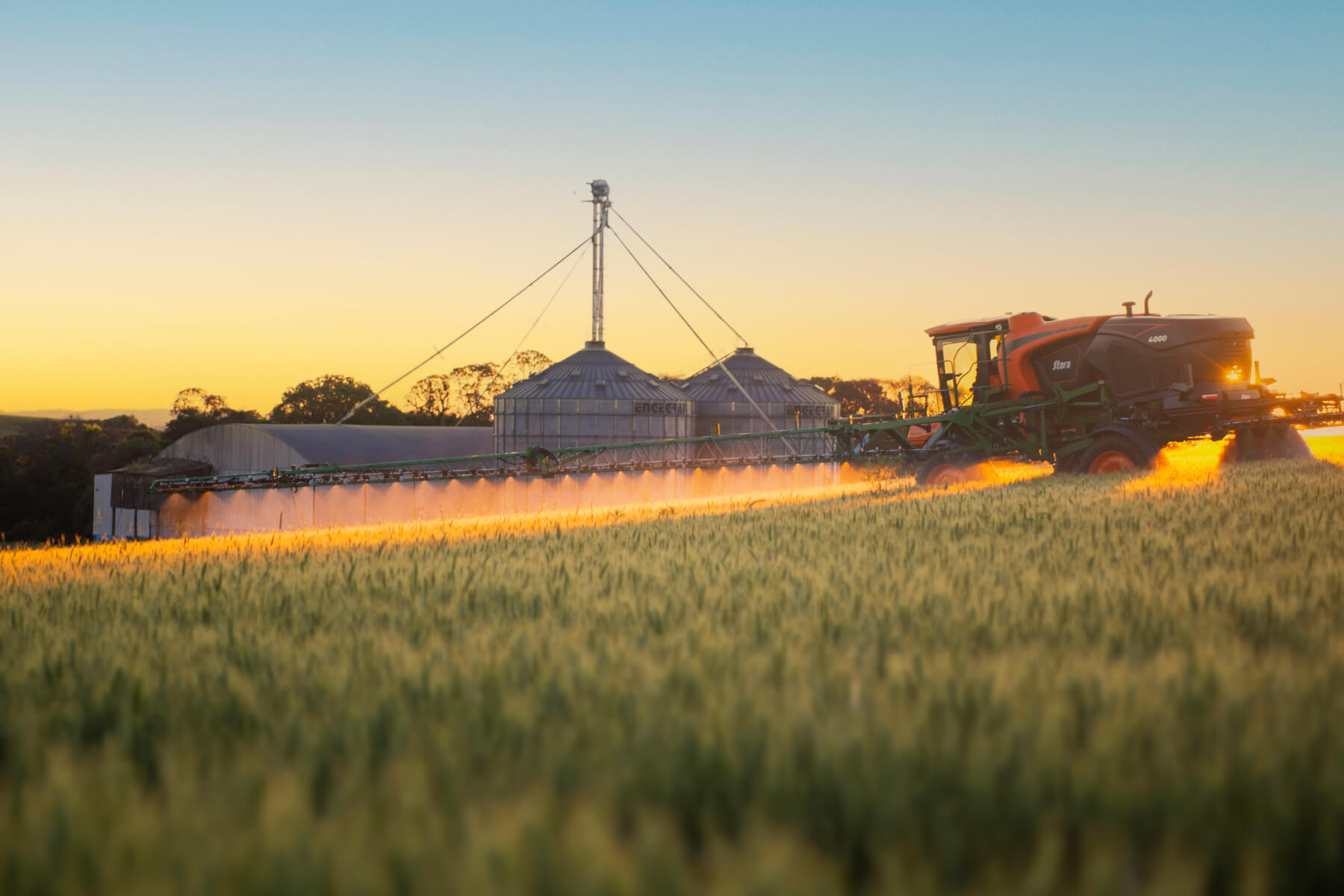 pulverizador agricola imperador 4000 em operacao no campo