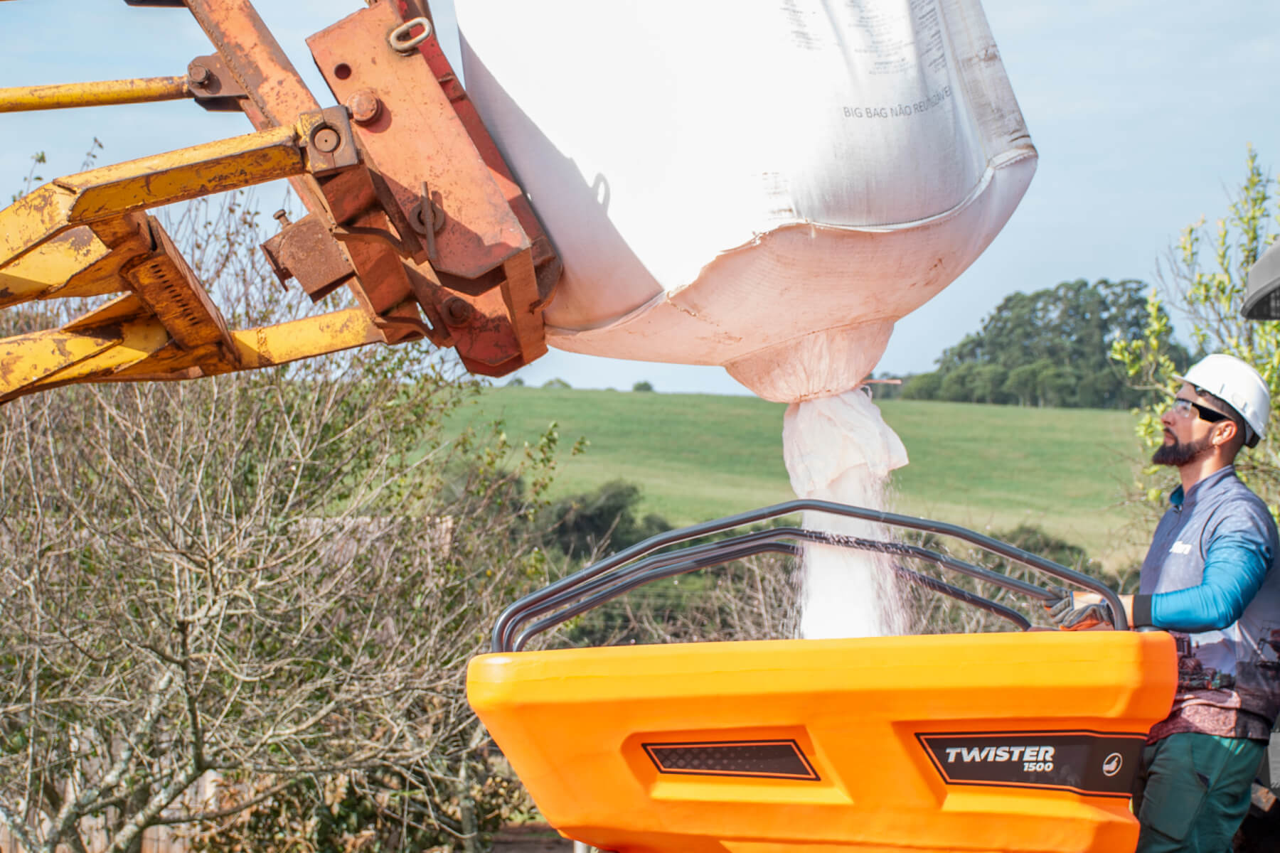 twister 1500 em calibração no campo junto à operador de máquinas agrícolas
