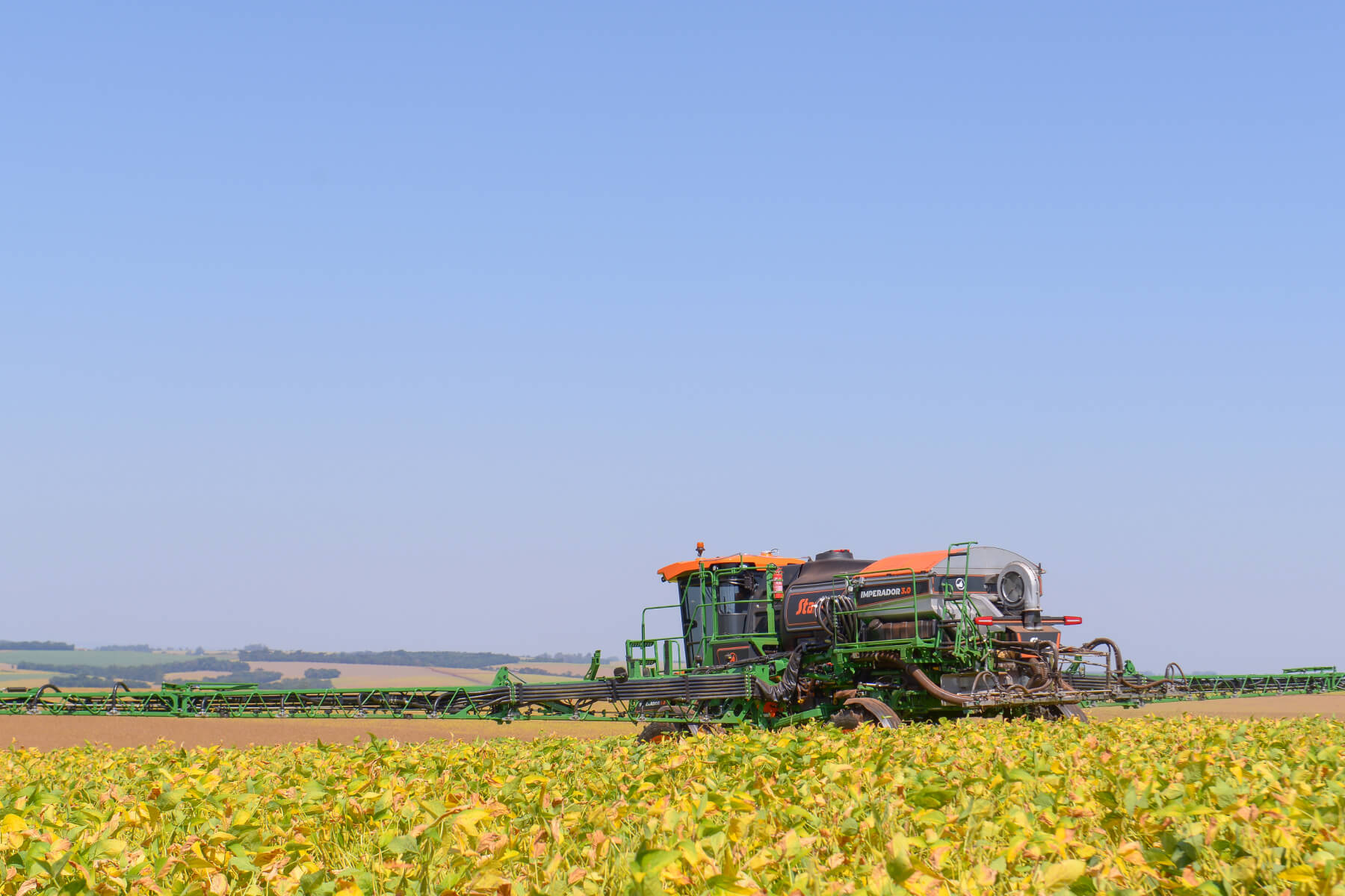 pulverizador agricola autopropelido imperador 3.0 em operacao na lavoura